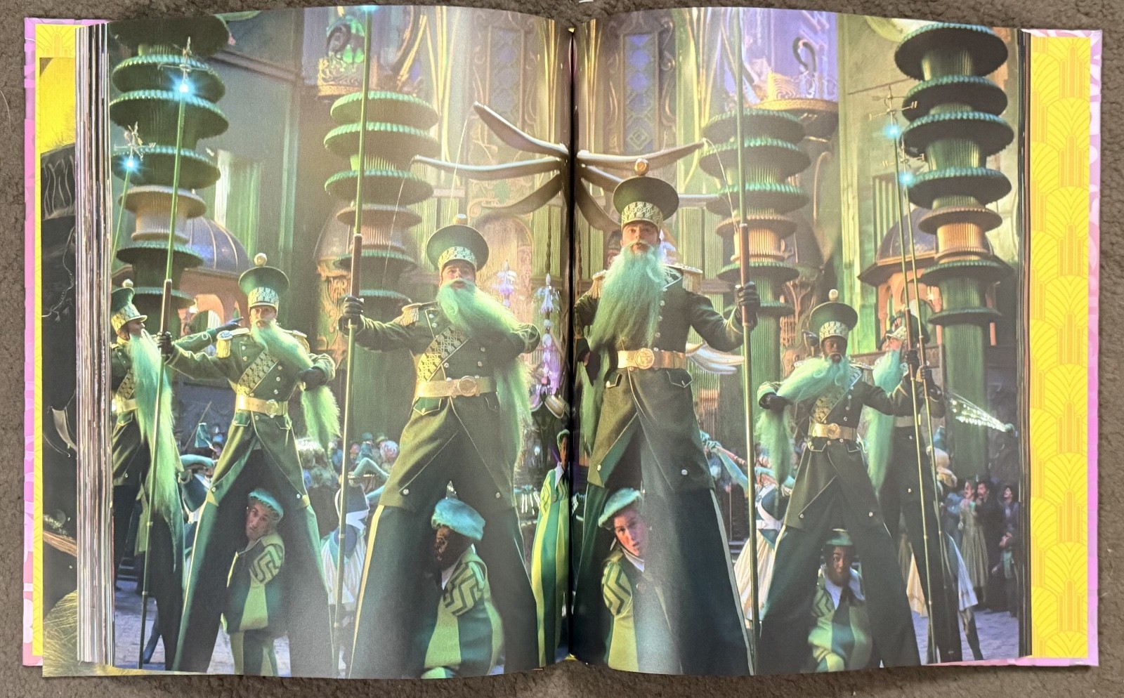 NEW WICKED – THE OFFICIAL VISUAL COMPANION Universal (2025)