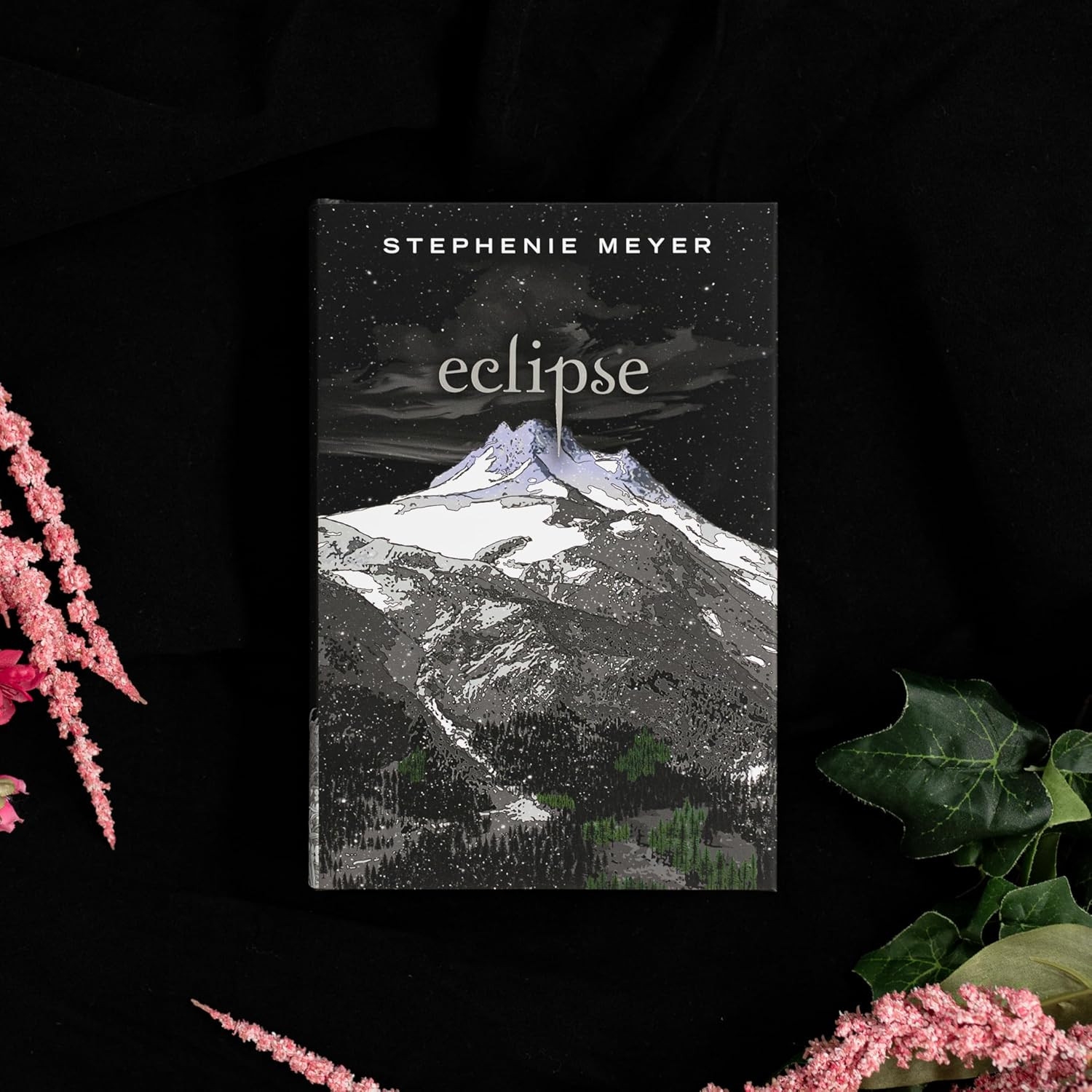 The Twilight Saga Deluxe Hardcover Collection